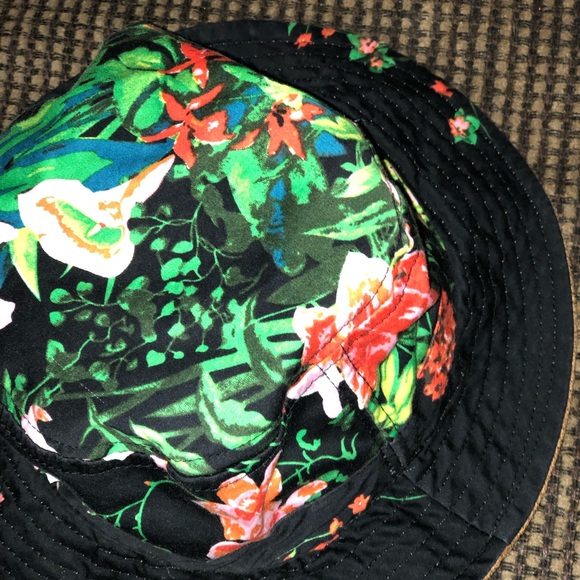 Floral bucket hat. - Picture 2 of 5